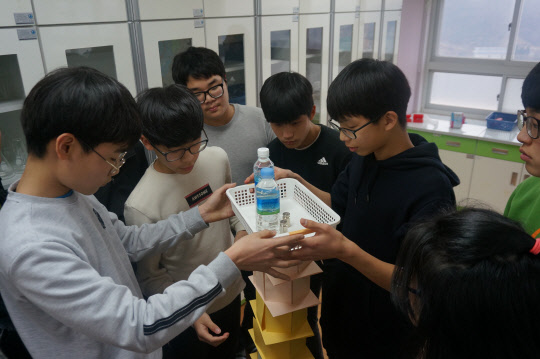 엔씨문화재단의 STEM 프로그램에 참여한 학생들이 과학 실험을 하고 있다.    엔씨문화재단 제공